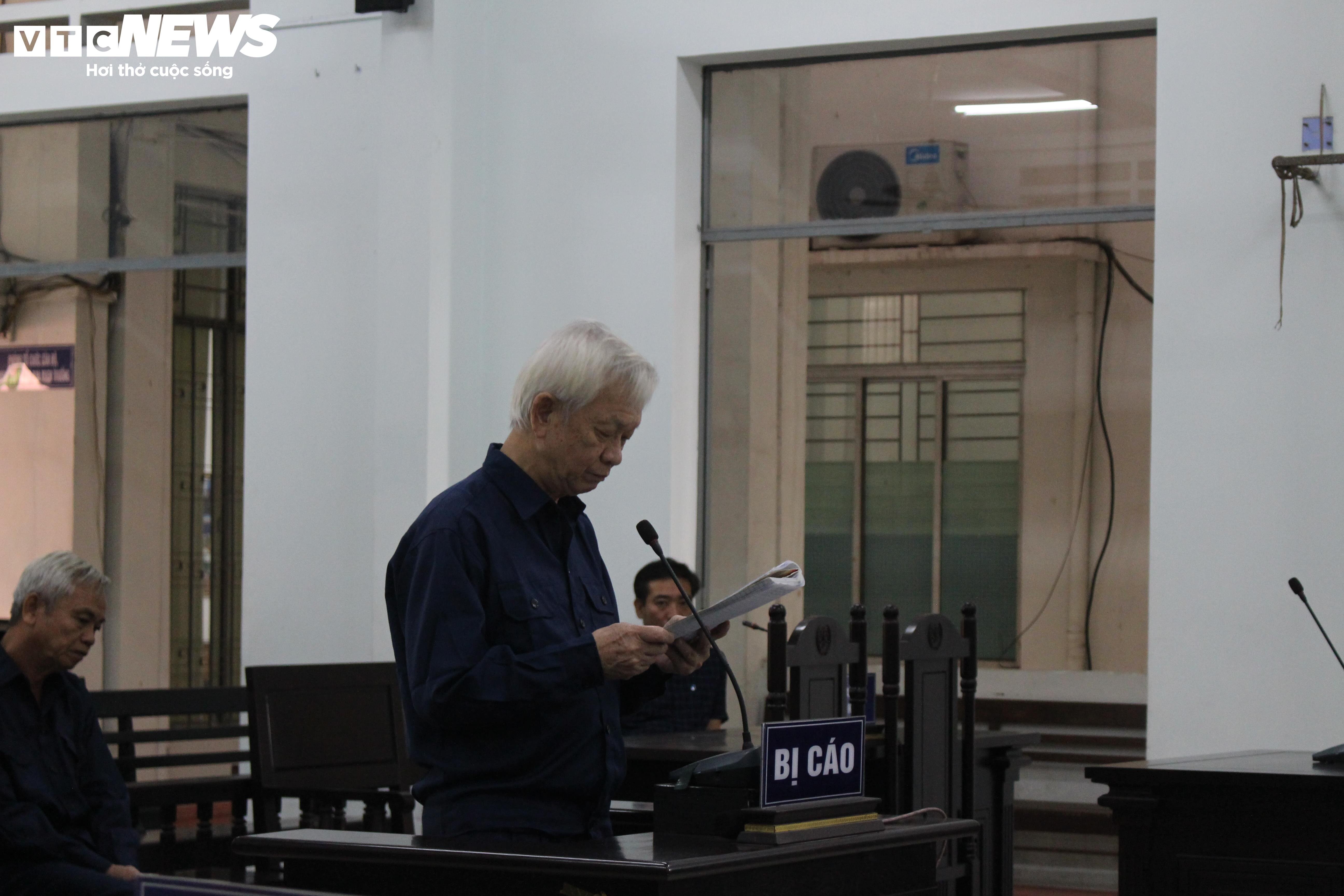 Ông Nguyễn Chiến Thắng - Cựu Chủ tịch UBND tỉnh tay run run, cầm giấy đã soạn sẵn đọc trước tòa.