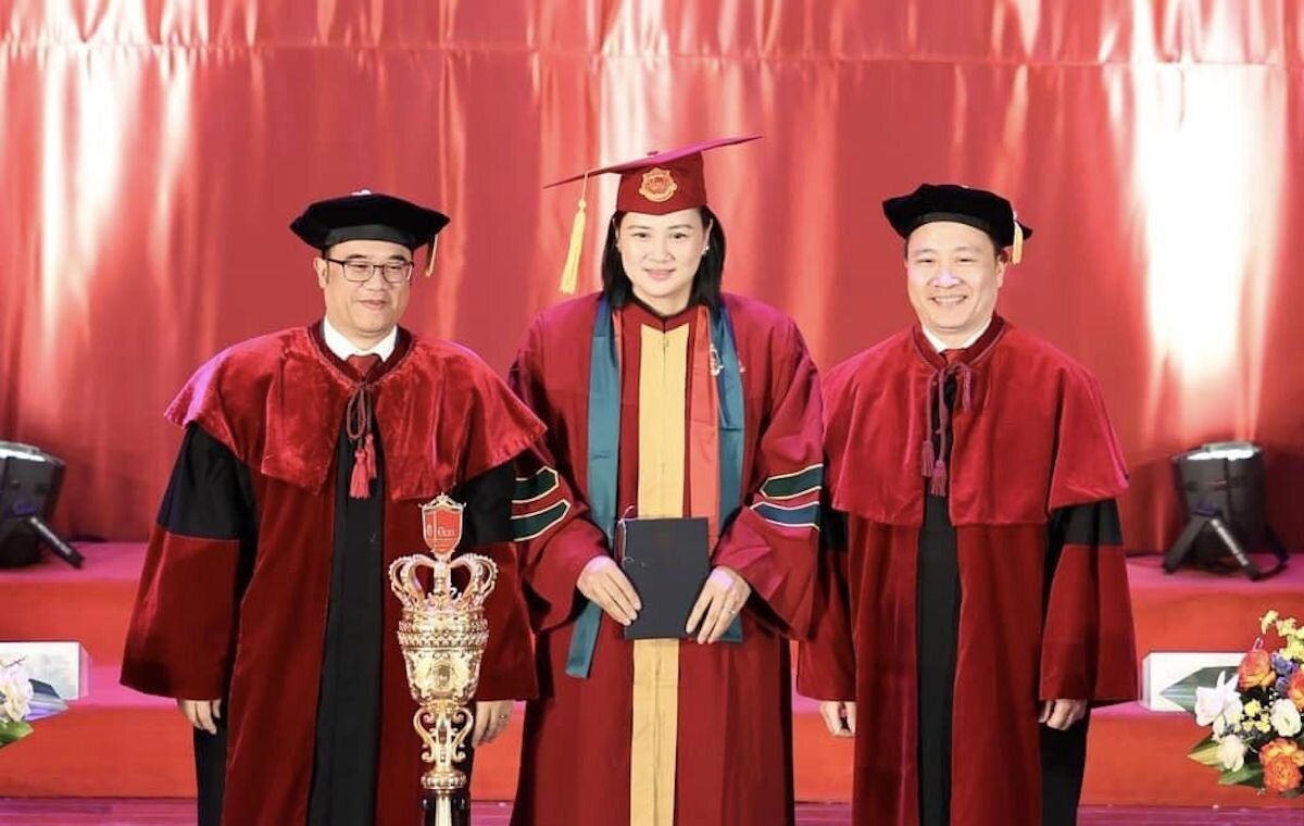 Kim Huệ nhận bằng thạc sỹ.