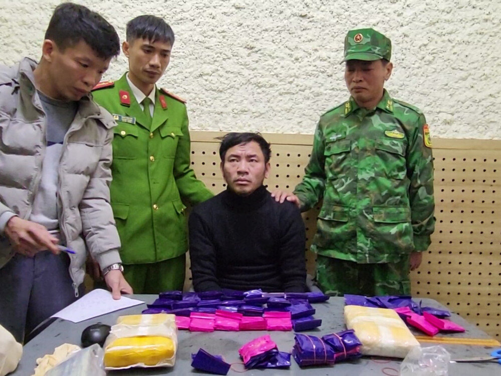 Nguyễn Hồng Sơn cùng tang vật bị bắt giữ. (Ảnh: Công an Hà Tĩnh)