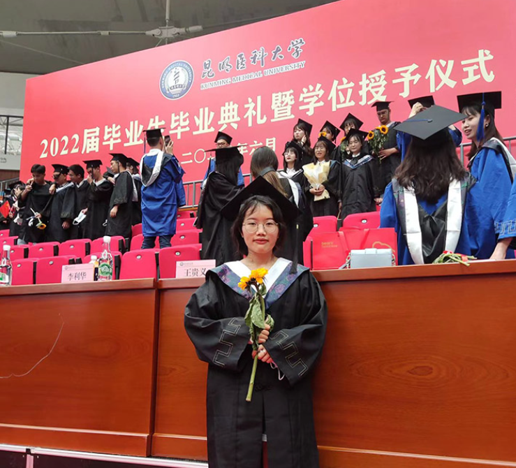 Dư Yên Cáp trong lễ tốt nghiệp Đại học Y Côn Minh ở tỉnh Vân Nam.
