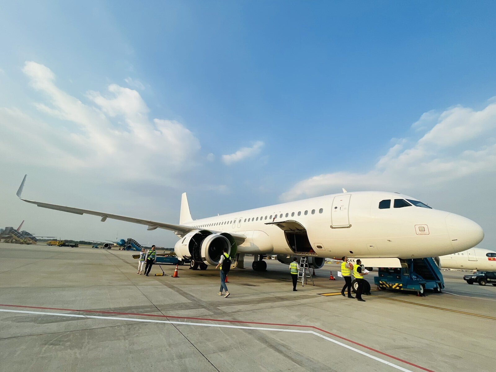 Vietnam Airlines tăng cường 4 máy bay Airbus A320 thuê ướt (thuê máy bay của các hãng nước ngoài kèm luôn với phi hành đoàn bao gồm tiếp viên và phi công), để bổ sung thêm gần 1.000 chuyến bay dịp Tết Nguyên đán 2024. (Ảnh: VNA)
