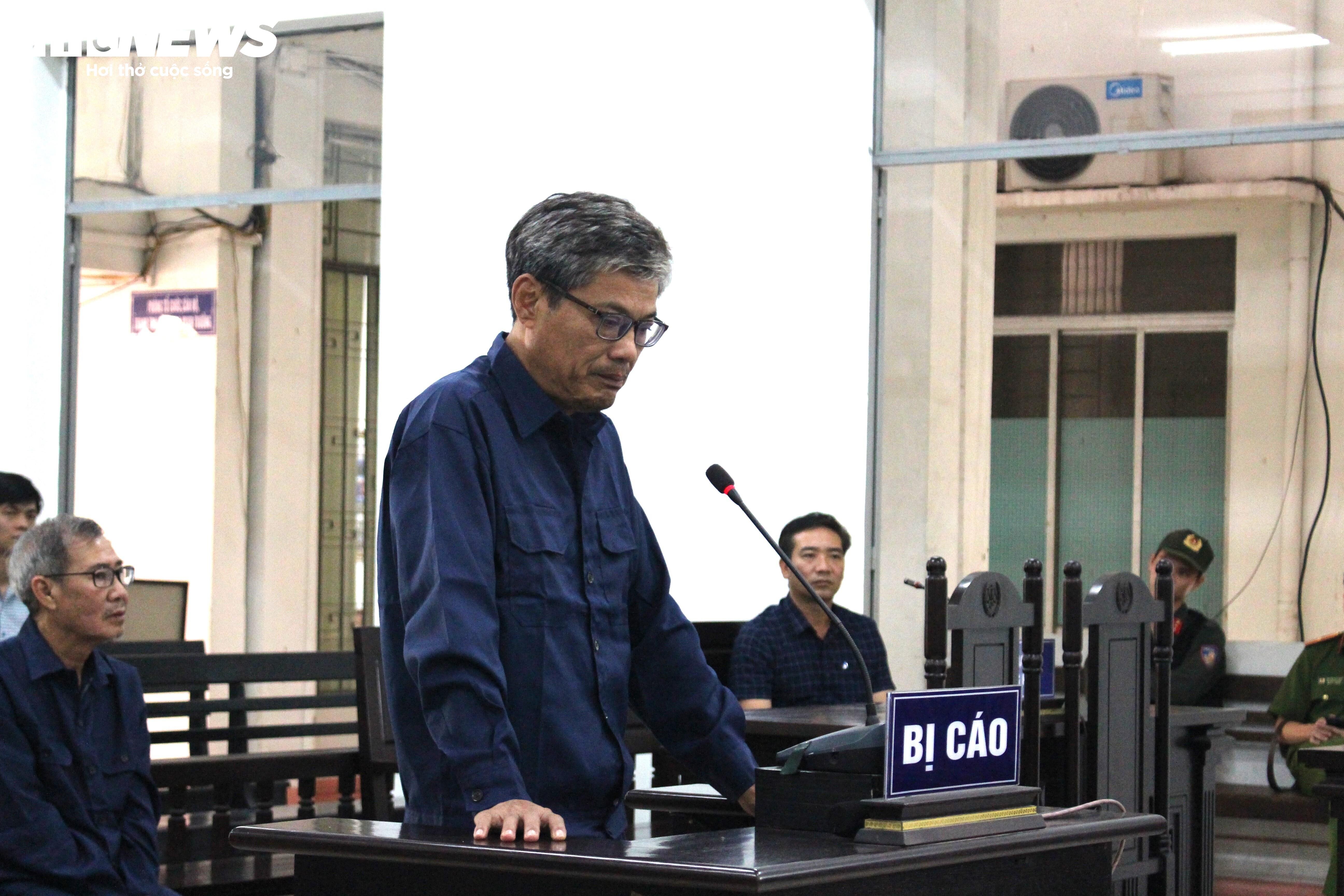 Ông Trần Sỹ Quân - Cựu Phó Cục trưởng Cục Thuế tỉnh Khánh Hòa nghe tuyên án trước tòa.