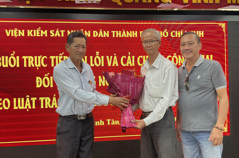 Người thân cũng có mặt chúc mừng ông Nguyễn Văn Khẩn.