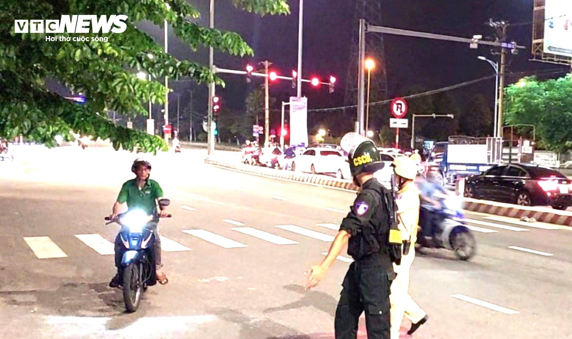 Cảnh sát Cơ động Công an TP Đà Nẵng kiểm tra, đảm bảo an ninh trật tự, an toàn giao thông. (Ảnh: Xuân Tiến)