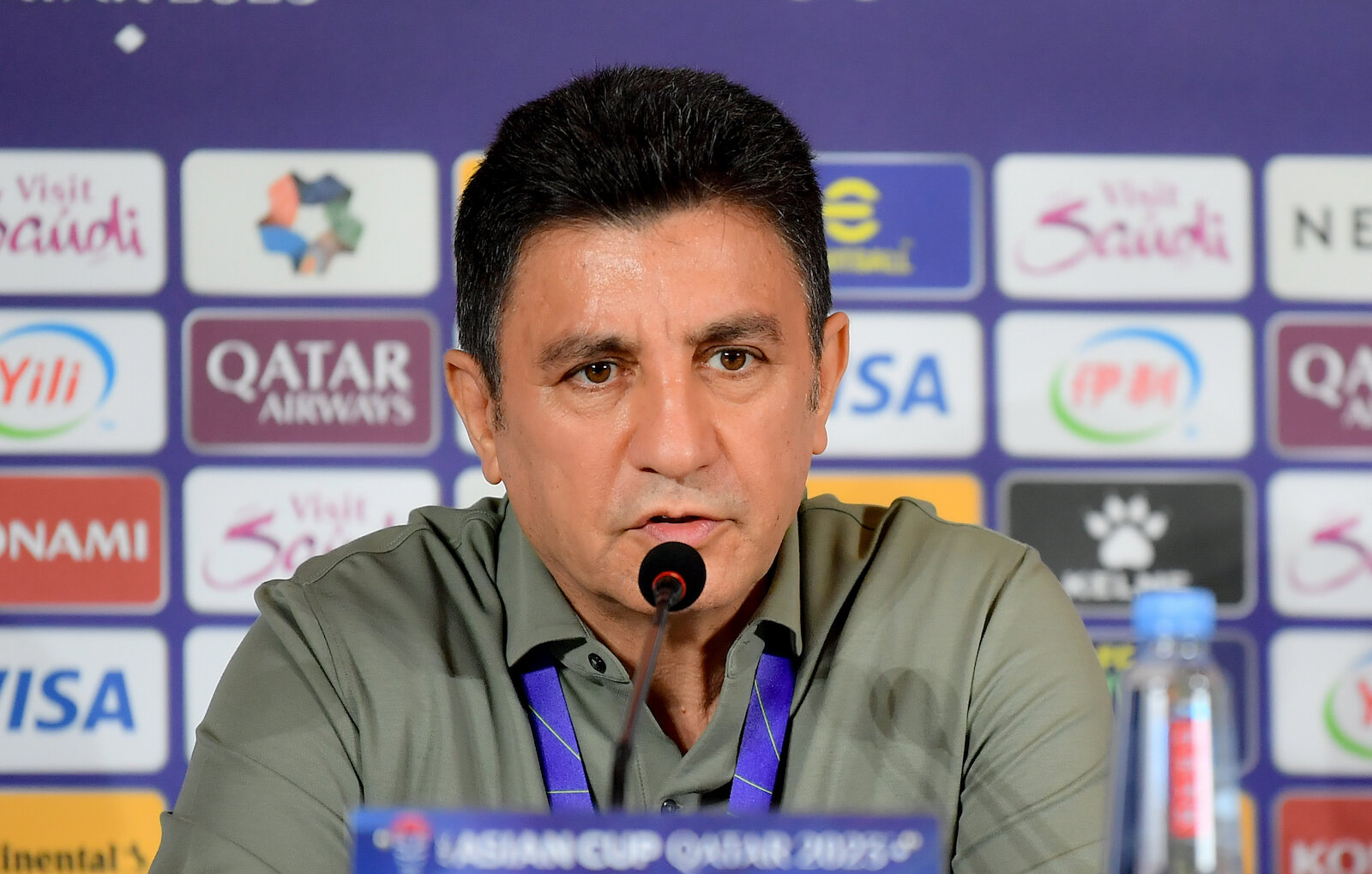 HLV Amir Ghalenoei than phiền vì lịch thi đấu của đội tuyển Iran.