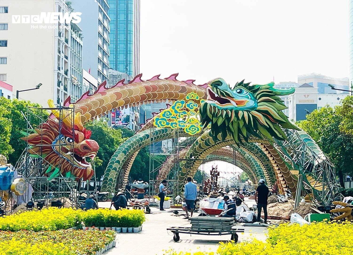 Ngay cổng vào của đường hoa Nguyễn Huệ (TP.HCM) là hai linh vật rồng lớn với tên gọi 
