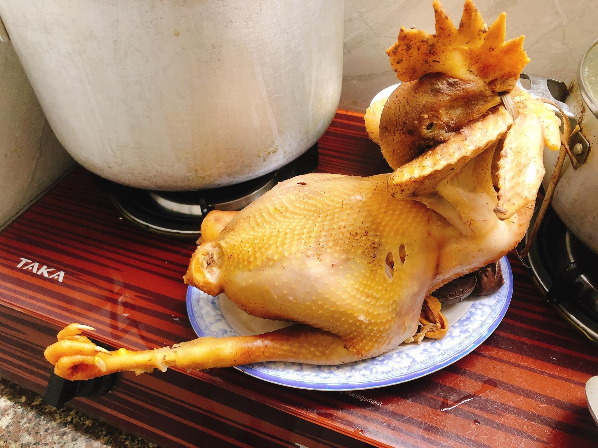 Người luộc con gà này không hiểu tại sao một chân gà lại thò ra. (Ảnh: Trương Thủy)
