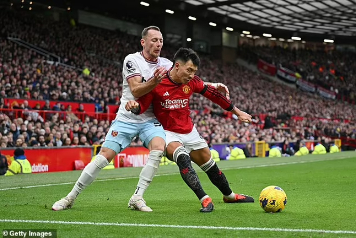 Lisandro Martinez va chạm với hậu vệ West Ham trước khi dính chấn thương.