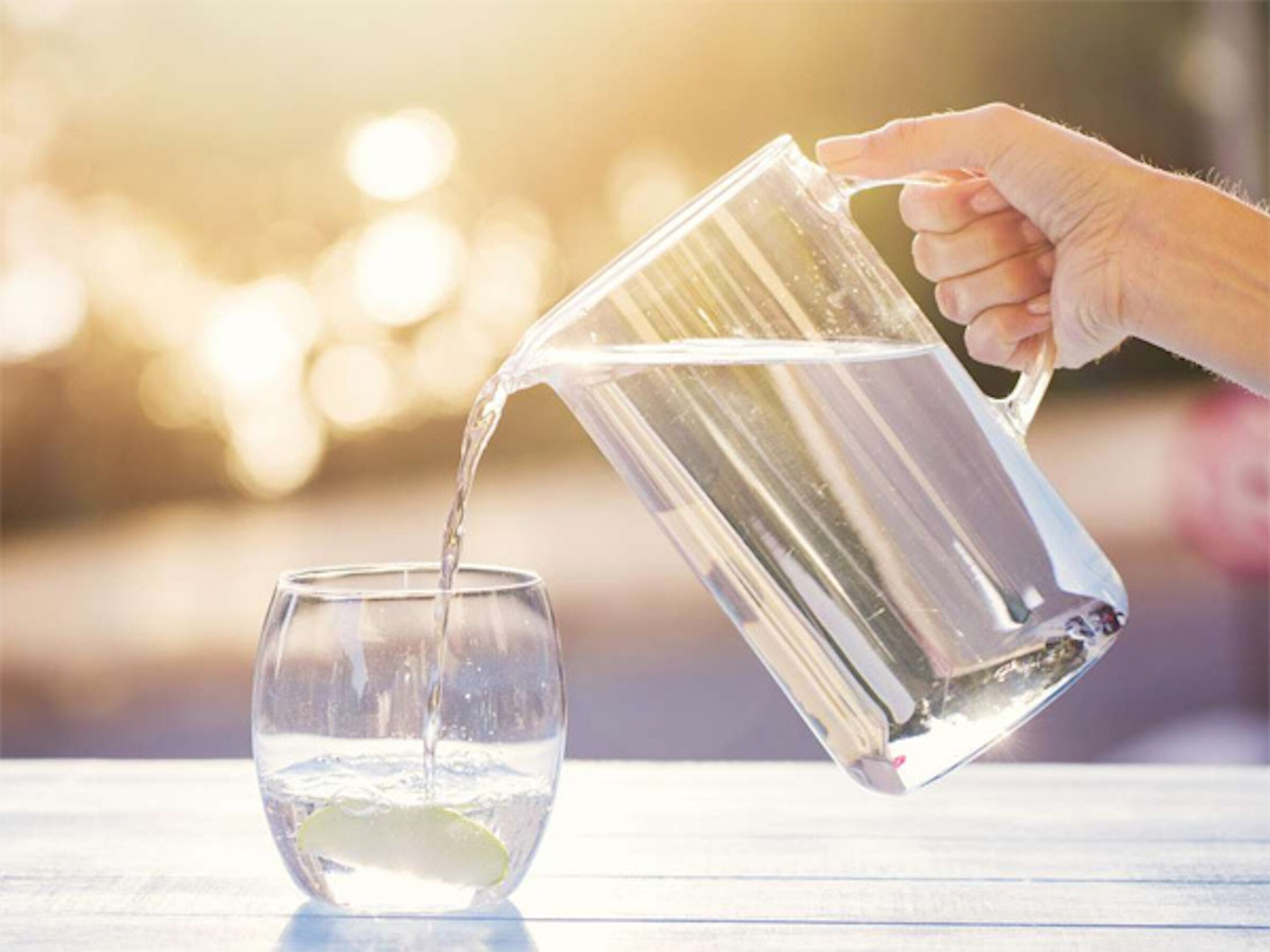 Uống nước đúng cách sẽ giúp bạn bảo vệ sức khoẻ.