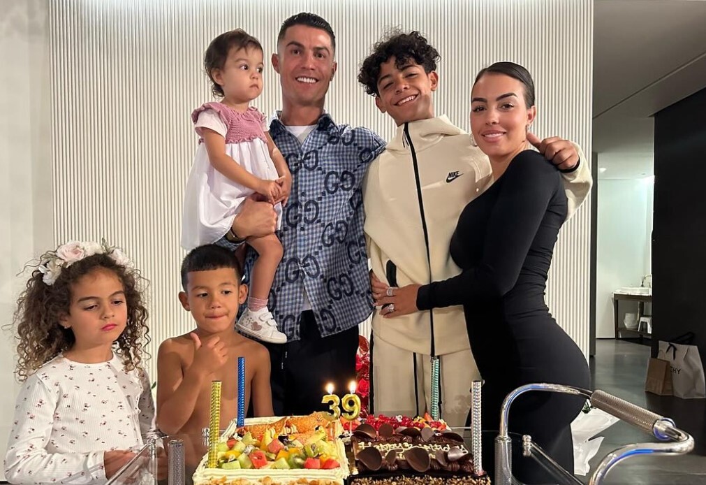 Con trai Ronaldo đã cao gần bằng bố dù mới 13 tuổi.