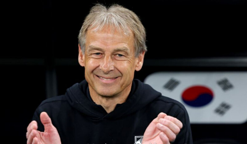 HLV Klinsmann cười sau trận thua của Hàn Quốc.