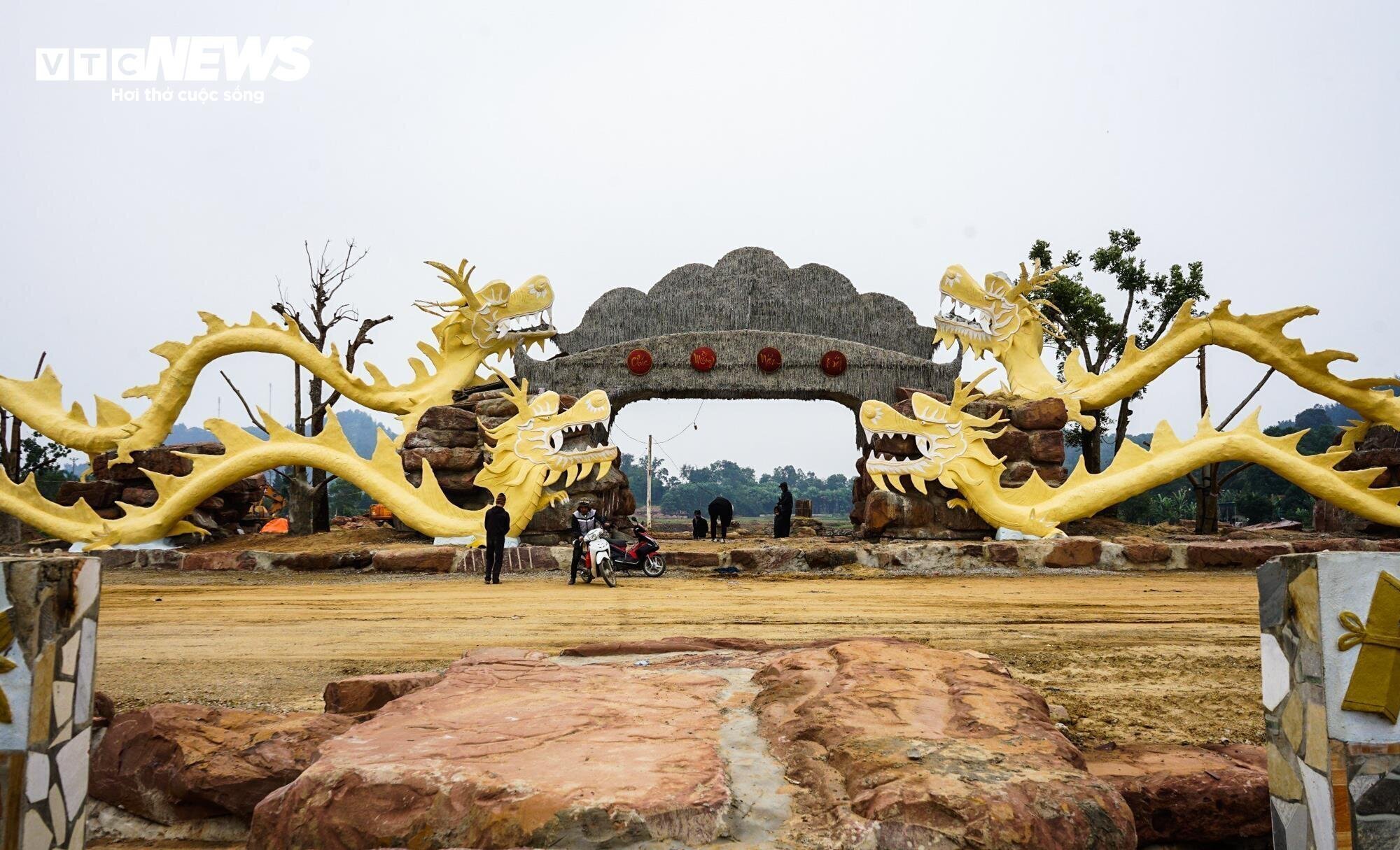Bốn linh vật rồng ở xã Tiên Trang (huyện Quảng Xương, tỉnh Thanh Hoá) cũng gây ra nhiều ý kiến trái chiều. (Ảnh: Ngô Nhung)