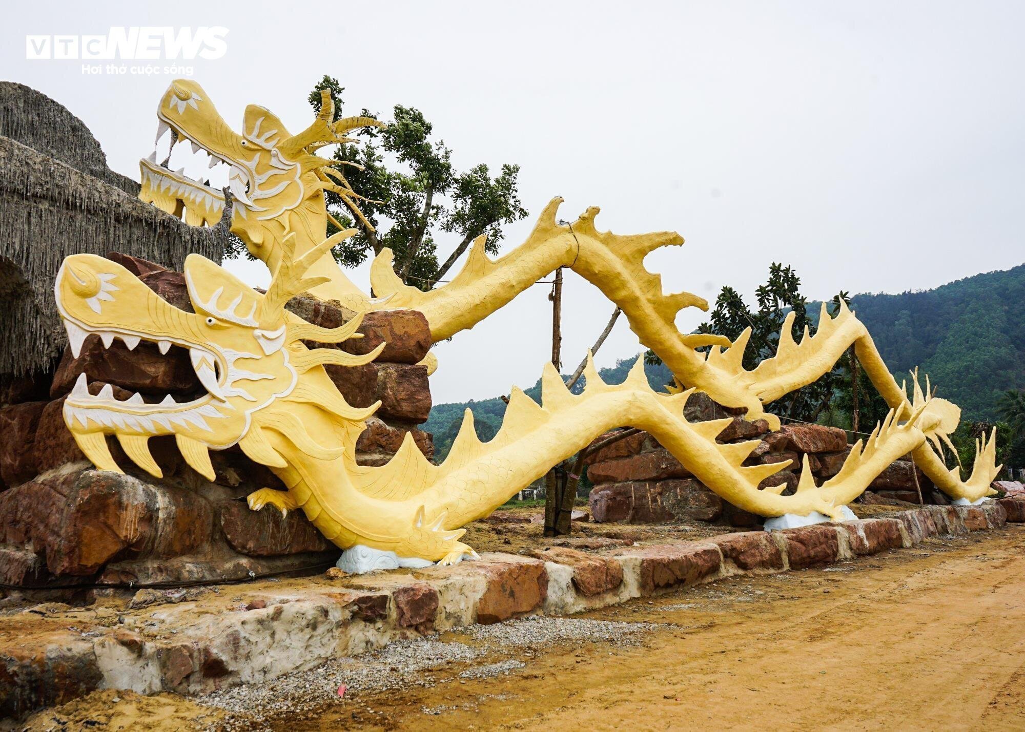 Theo lãnh đạo huyện Quảng Xương, chủ đầu tư điểm du lịch lý giải 4 tượng linh vật rồng gây tranh cãi này chỉ là tường rào cách điệu, tùy theo góc nhìn của mỗi người sẽ có đánh giá linh vật đẹp hay xấu. (Ảnh: Ngô Nhung)