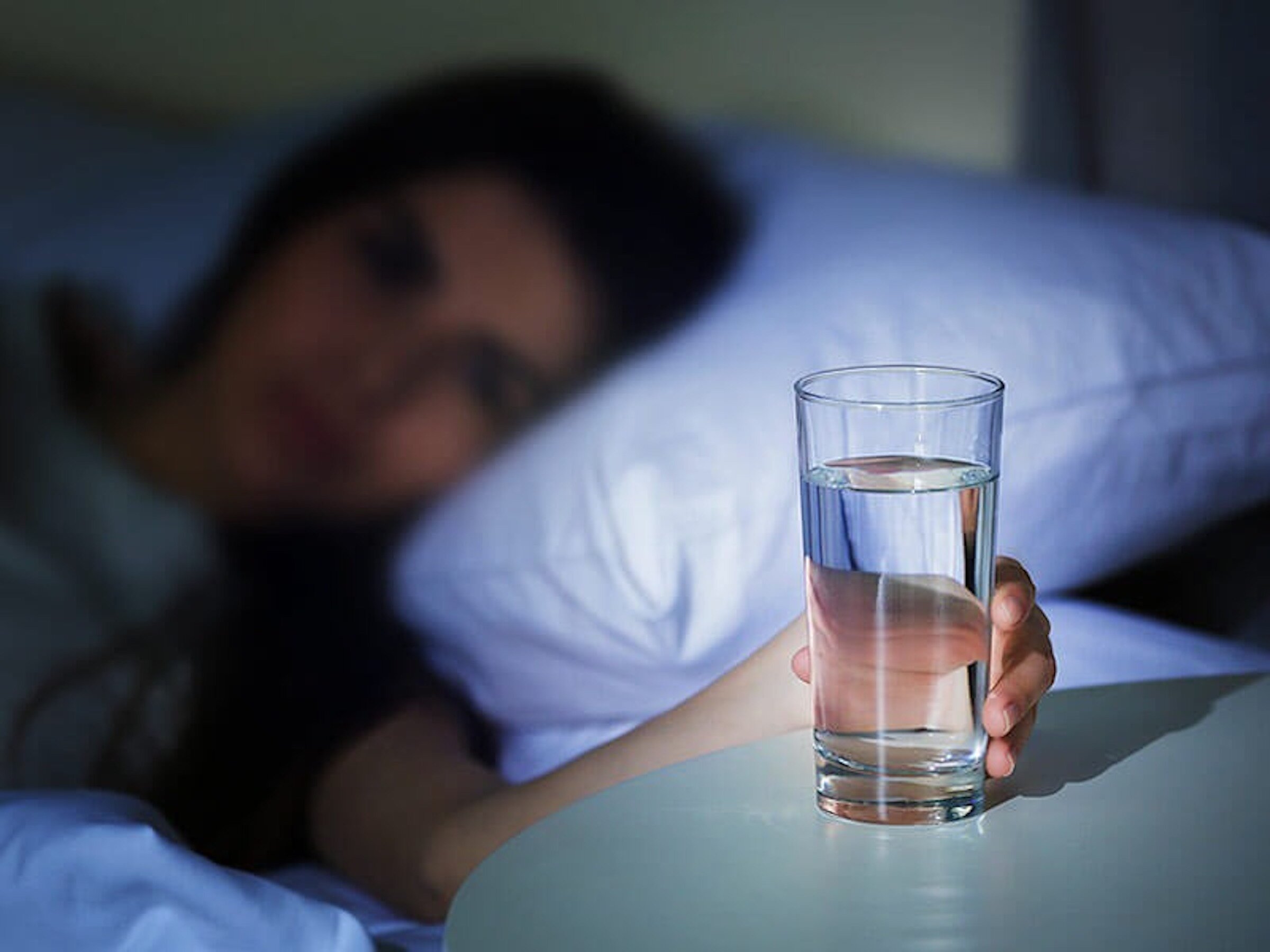 Bạn nên uống một cốc nước ấm trước khi ngủ.