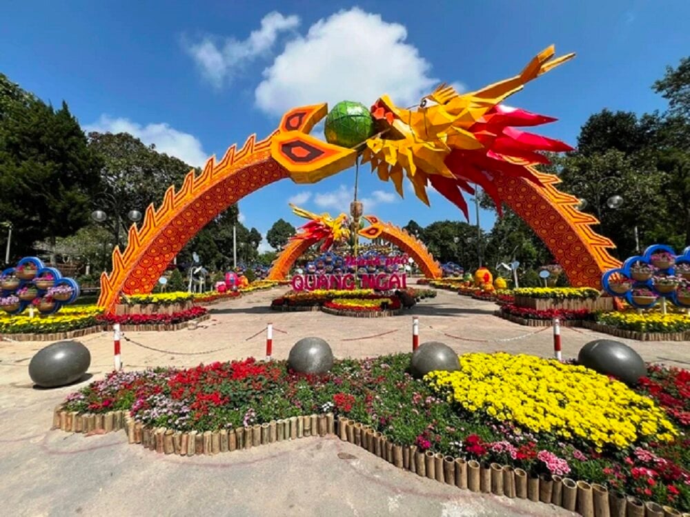 Linh vật rồng tại công viên Ba Tơ (Quảng Ngãi). Rồng chính kết hợp với hai linh vật rồng 3D trước cổng tạo nên không gian đẹp mắt