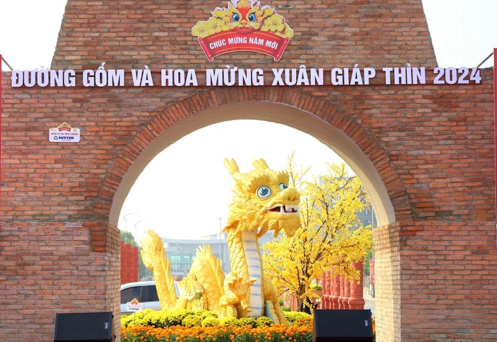 Hình ảnh Long trụ (linh vật rồng) tại con đường gốm và hoa dài nhất Việt Nam do tỉnh Vĩnh Long thực hiện. (Ảnh: Báo Vĩnh Long)