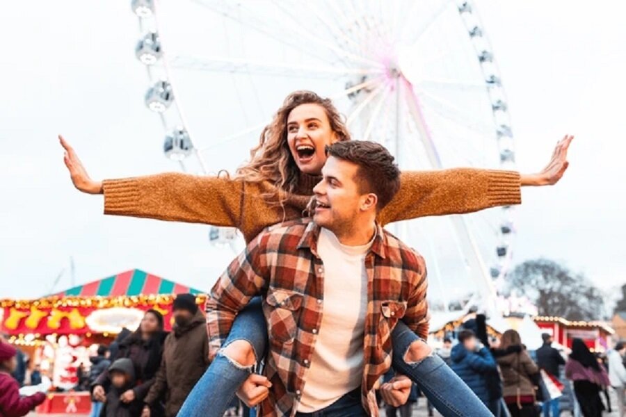 Khoảnh khắc hạnh phúc của cặp đôi tại khu vui chơi. (Ảnh: Shutterstock)