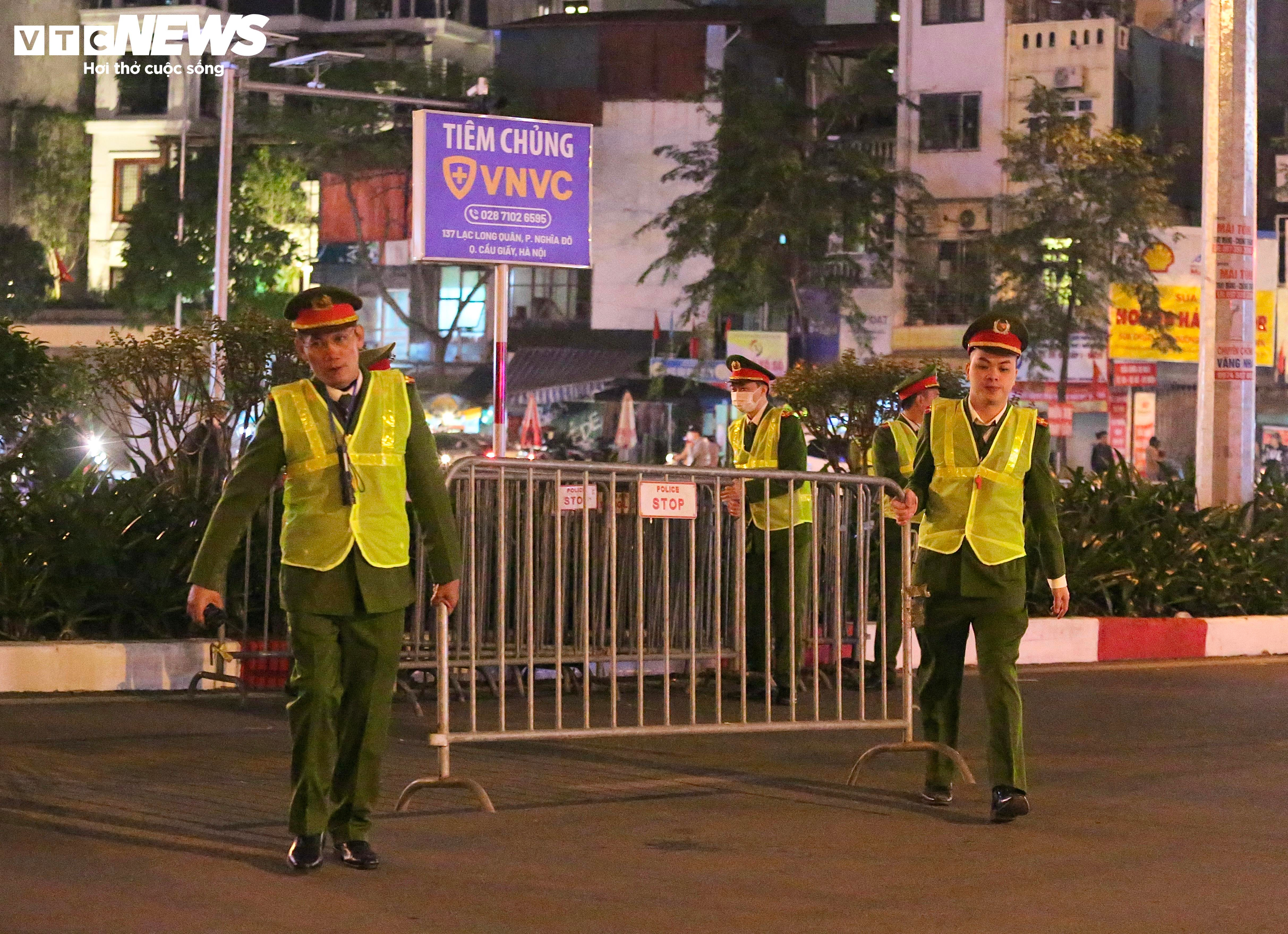 Lực lượng chức năng cấm đường đảm bảo an toàn trật tự trong buổi trình diễn.