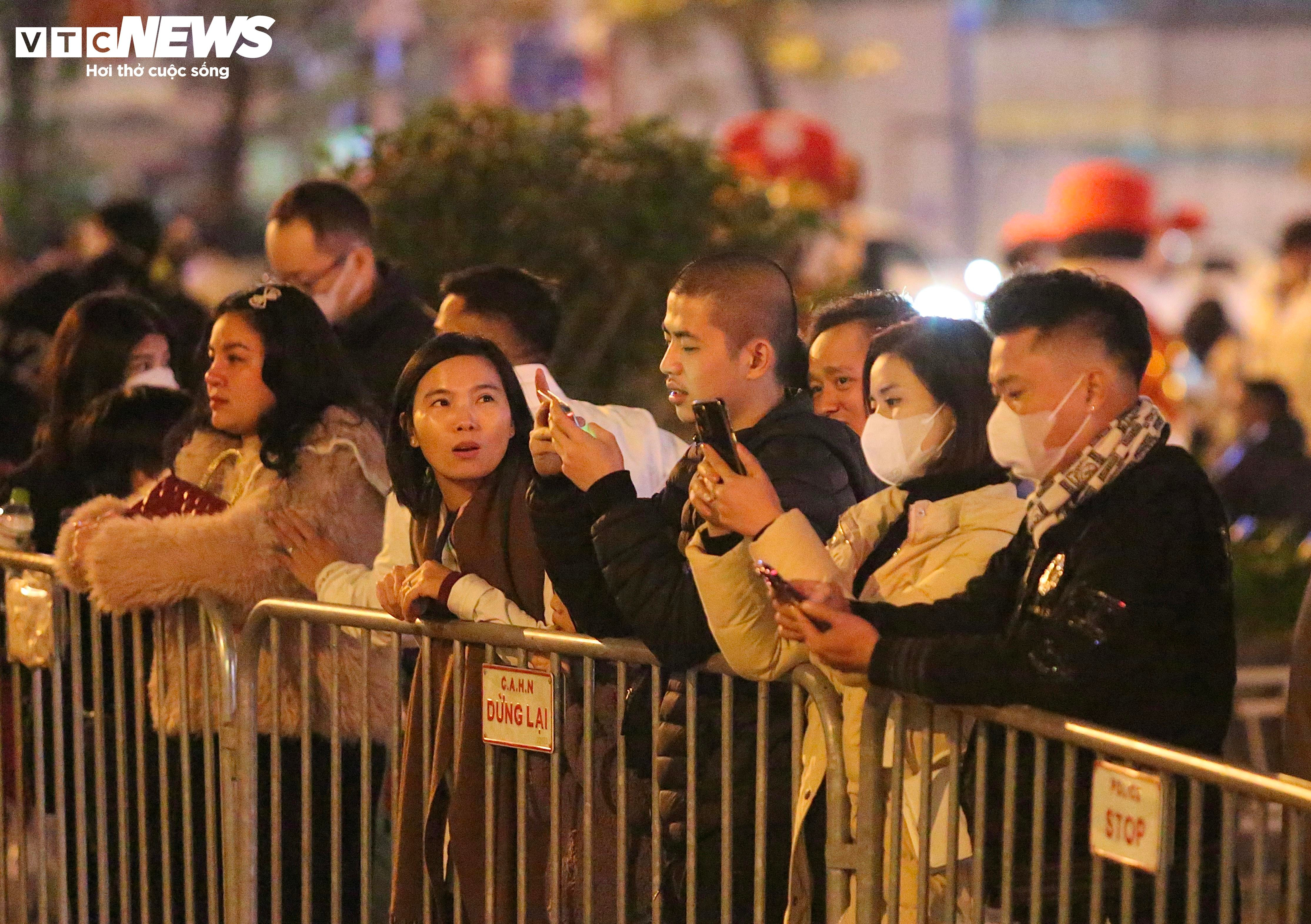 TRỰC TIẾP: Cả nước đón giao thừa Tết Giáp Thìn 2024 - 26