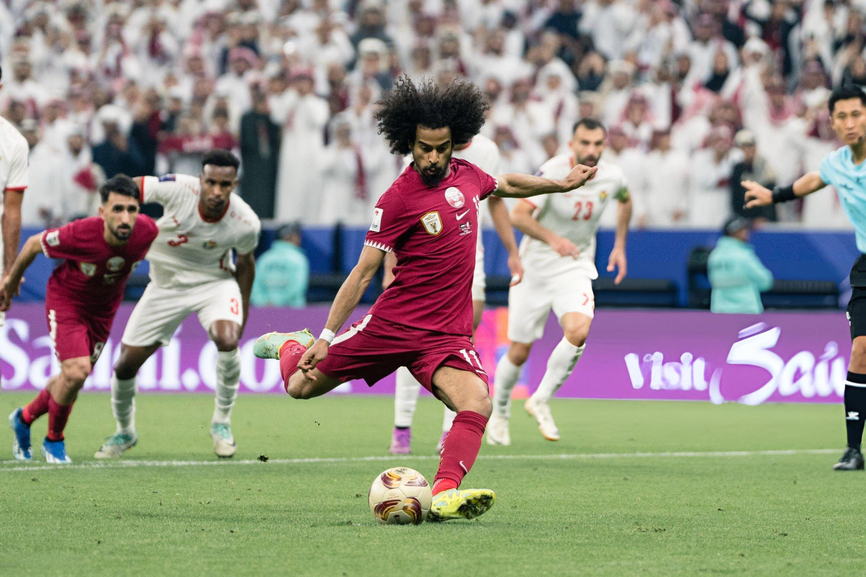 Đội tuyển Qatar ghi 3 bàn bằng phạt đền ở chung kết Asian Cup 2023. (Ảnh: Getty Images)