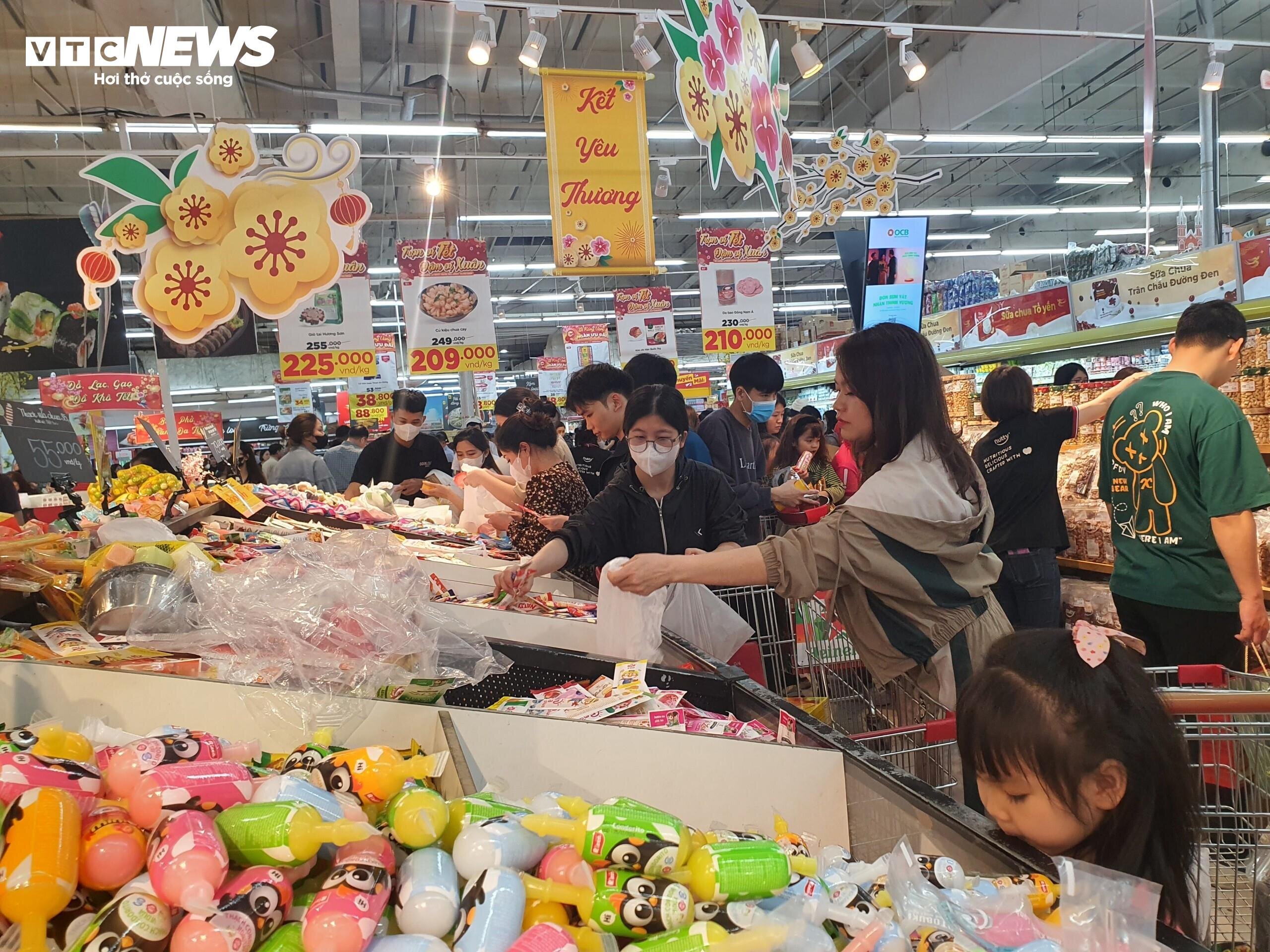 Người dân mua sắm Tết tại siêu thị BigC Thăng Long. (Ảnh minh họa: Công Hiếu)