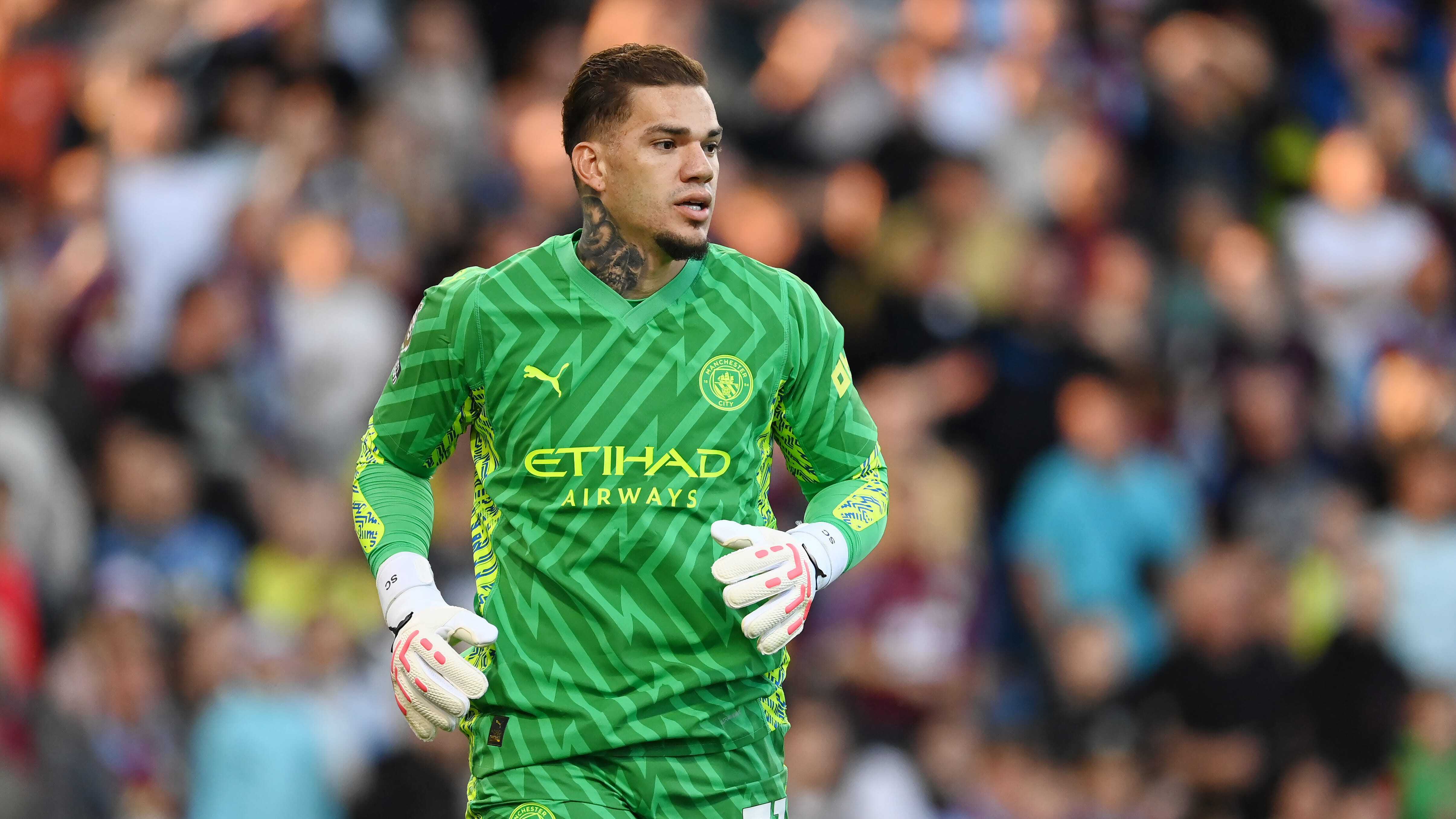 3. Ederson (Brazil, Man City): Thủ môn 30 tuổi thường được nhắc đến với những đường chuyền dài chất lượng cao. Dù không phải thường xuyên đối mặt với những pha uy hiếp từ đối thủ trong màu áo Man City, Ederson cũng không ít lần thể hiện được kỹ năng cản phá xuất sắc.