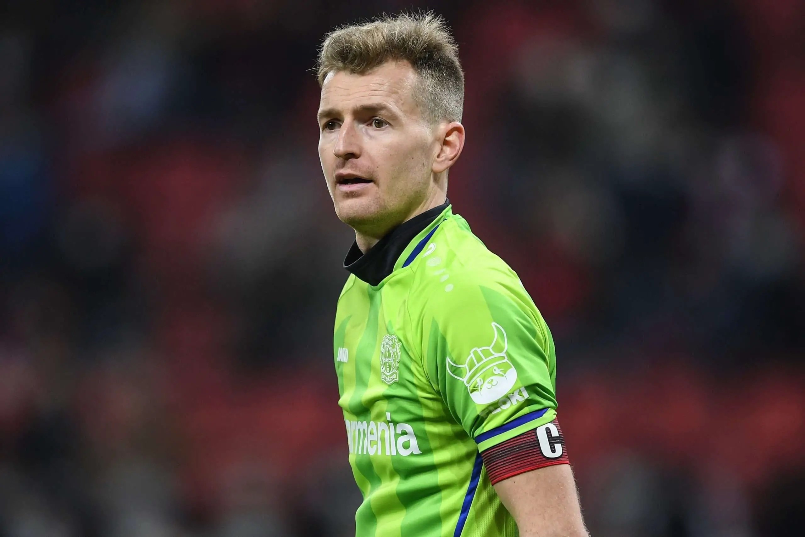 6. Lukas Hradecky (Phần Lan, Bayer Leverkusen): Anh là cầu thủ hiếm hoi của Phần Lan sắm vai trụ cột ở một đội bóng đầu bảng của 5 giải hàng đầu châu Âu. Sự xuất sắc của Hradecky góp phần không nhỏ vào thành tích bất bại từ đầu mùa giải Bundesliga của Bayer Leverkusen. Đội bóng do huấn luyện viên Xabi Alonso dẫn dắt có cơ hội lớn để vô địch Bundesliga mùa này.