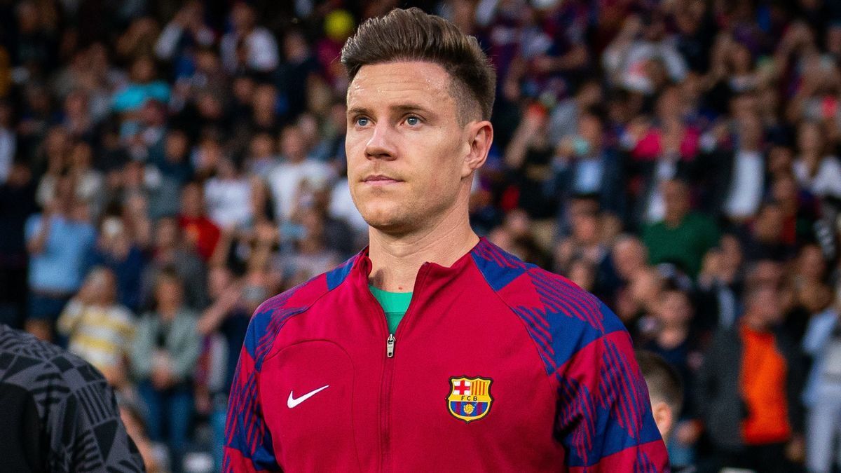 2. Marc-Andre ter Stegen (Đức, Barcelona): Theo thống kê của Four Four Two, Ter Stegen là thủ môn có tỷ lệ chuyền dài chính xác cao thứ hai ở châu Âu trong mùa giải này. Khả năng cản phá của người gác đền 31 tuổi cũng thuộc hàng xuất sắc bậc nhất thế giới. Lý do duy nhất khiến Ter Stegen không có suất bắt chính ở đội tuyển Đức trong nhiều năm qua là Neuer vẫn duy trì đẳng cấp cao.