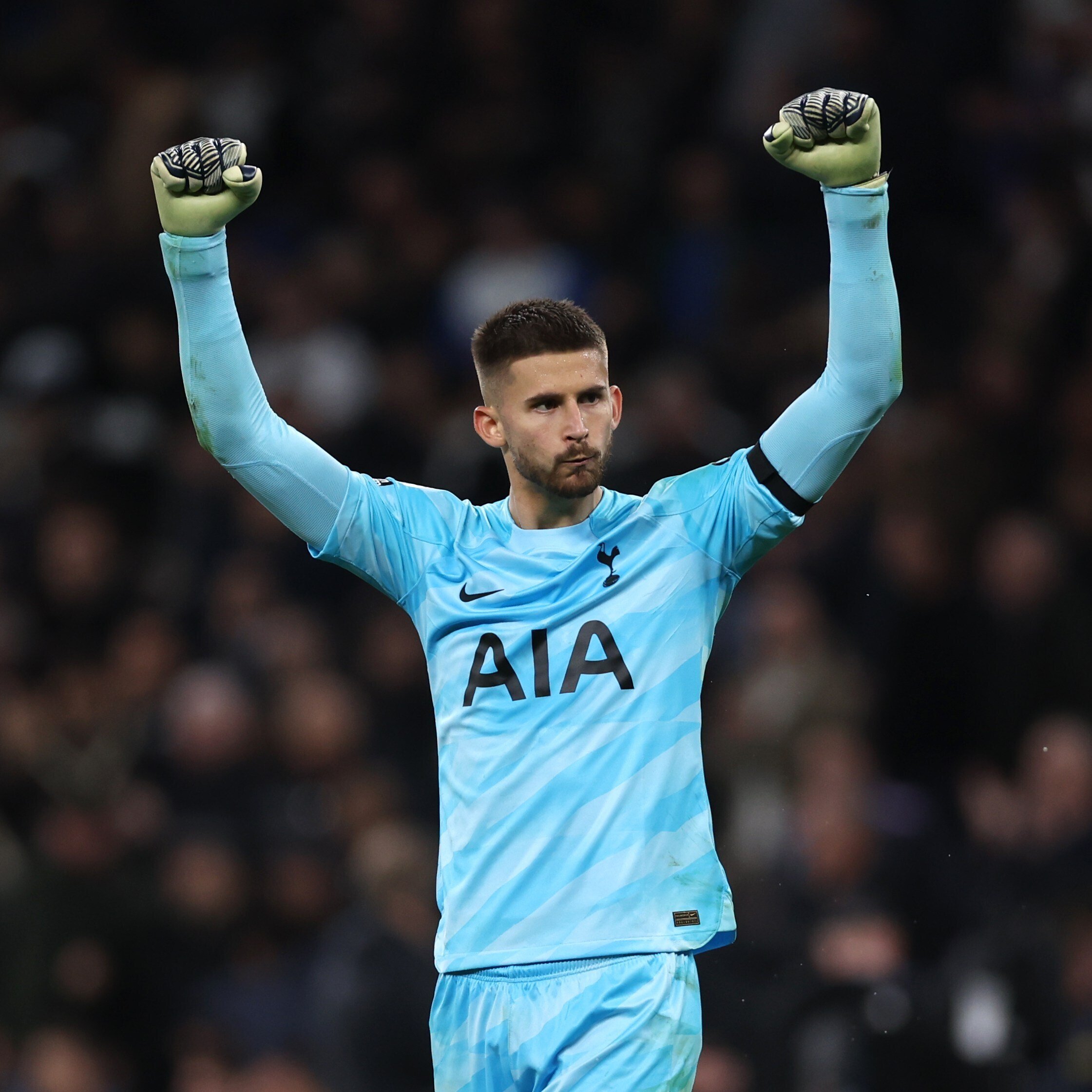 5. Guglielmo Vicario (Italy, Tottenham): Sau khi Hugo Lloris giải nghệ, Tottenham ngay lập tức tìm được người thay thế tròn vai. Những pha cản phá của thủ môn 27 tuổi giúp anh trở thành tân binh xuất sắc nhất của Tottenham mùa này.