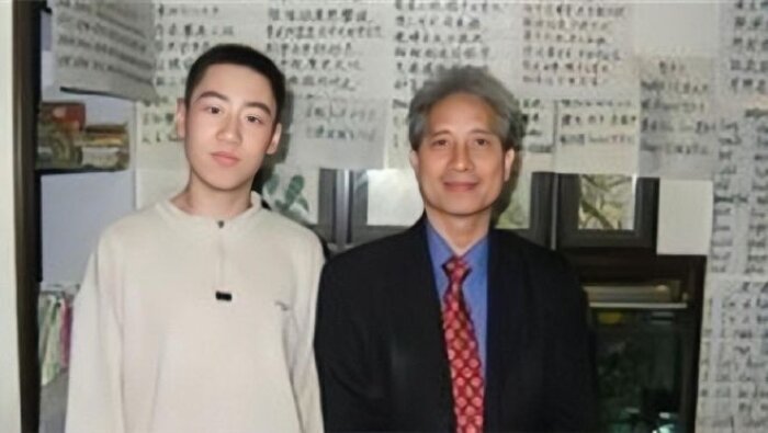 Tôn Thiên Xương (bên trái) - thần đồng nổi tiếng một thời ở Trung Quốc. (Ảnh: Baidu)