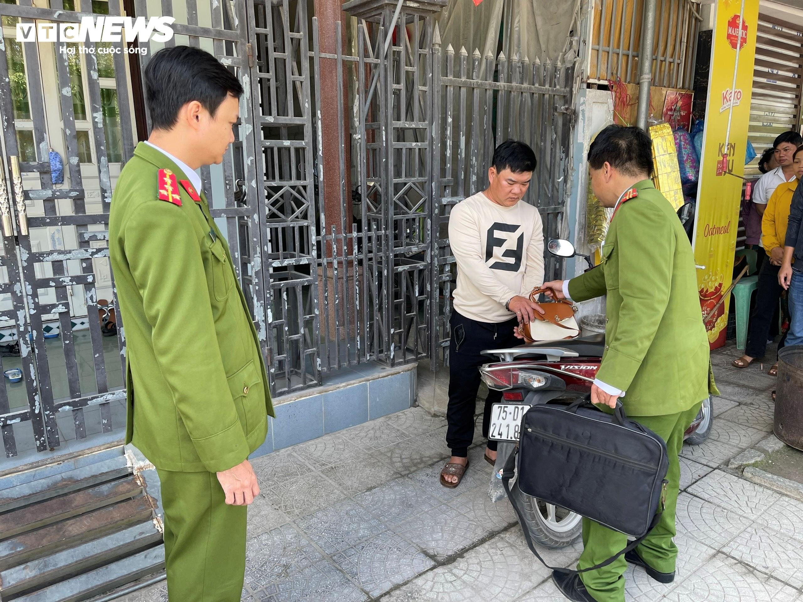 Hung thủ mở cốp xe trộm tài sản của người dân tại thị xã Hương Trà nhanh chóng bị bắt giữ sau cuộc gọi báo tin đến đường dây nóng của Giám đốc Công an Thừa Thiên - Huế. (Ảnh: CACC)