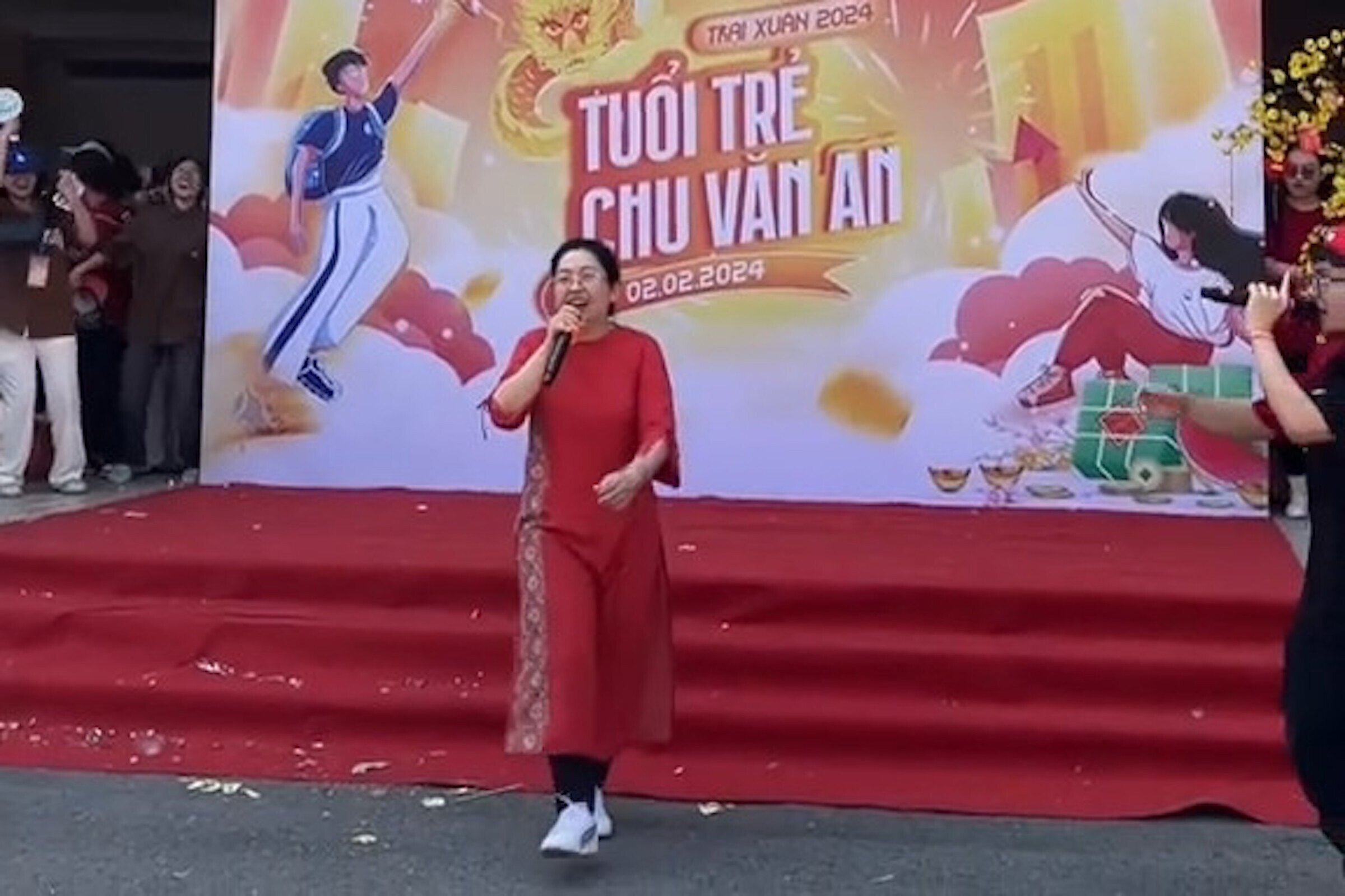 Bà Phạm Kiều Trang, Phó Hiệu trưởng Trường THPT Chu Văn An, TP Biên Hòa, Đồng Nai. (Ảnh cắt từ clip)