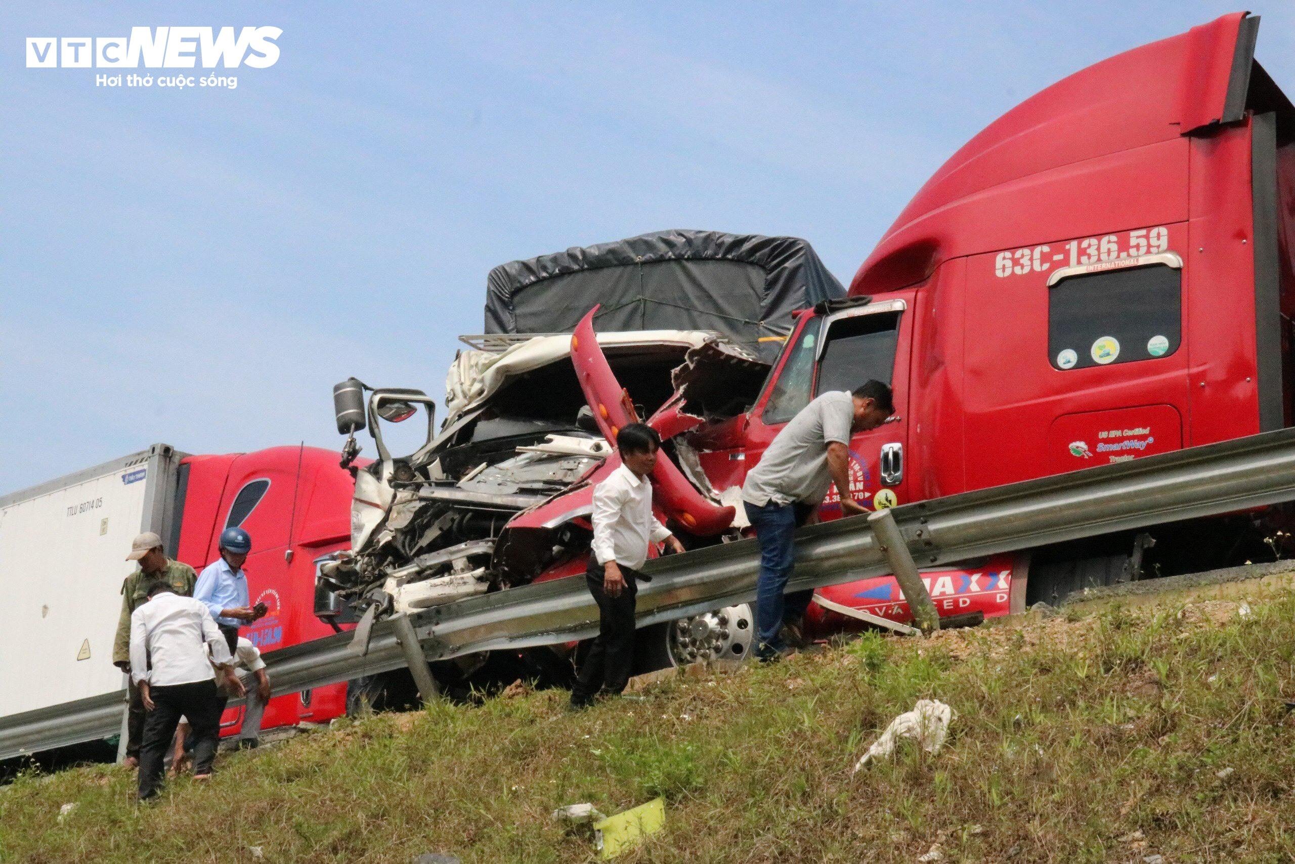 Các phương tiện khác trong vụ tai nạn cũng bị hư hỏng nặng. (Ảnh: QT)