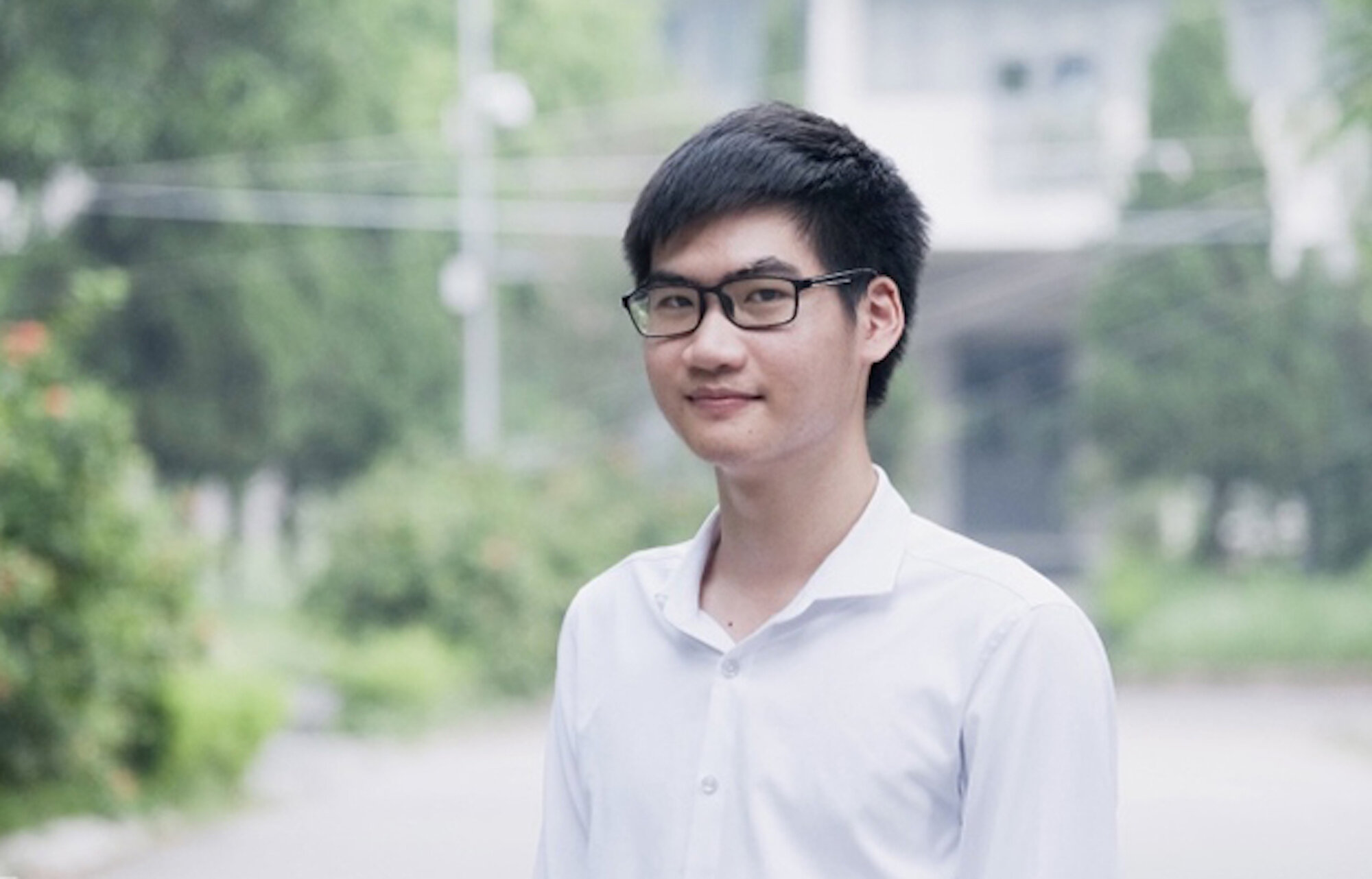 Nguyen Tuan Phong, a student at Hanoi University of Science and Technology, won a silver medal at the 2022 European Physics Olympiad and a bronze medal at the 2023 Asia-Pacific Physics Olympiad. Also in 2023, at the Physics Olympiad Internationally, Phong is one of two Vietnamese students to win a gold medal and is the contestant with the highest score in the entire group (37.5/50 points, ranked 22nd/398 contestants from 84 countries and regions). territory).  The male student was honored to receive the Second Class Labor Medal from the President.  Tuan Phong was nominated in the academic field of the 2023 Outstanding Young Face of Vietnam award.