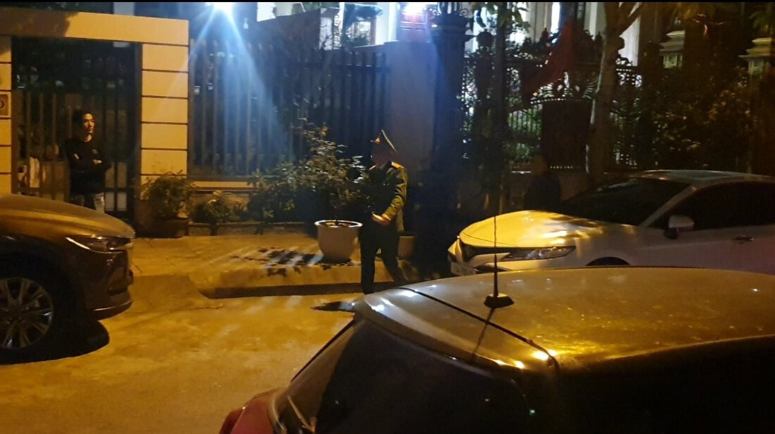Lực lượng công an khám xét nhà riêng của ông Đỗ Hữu Ca ở phường Đằng Lâm (Hải An, Hải Phòng) vào đêm 18/2/2023.