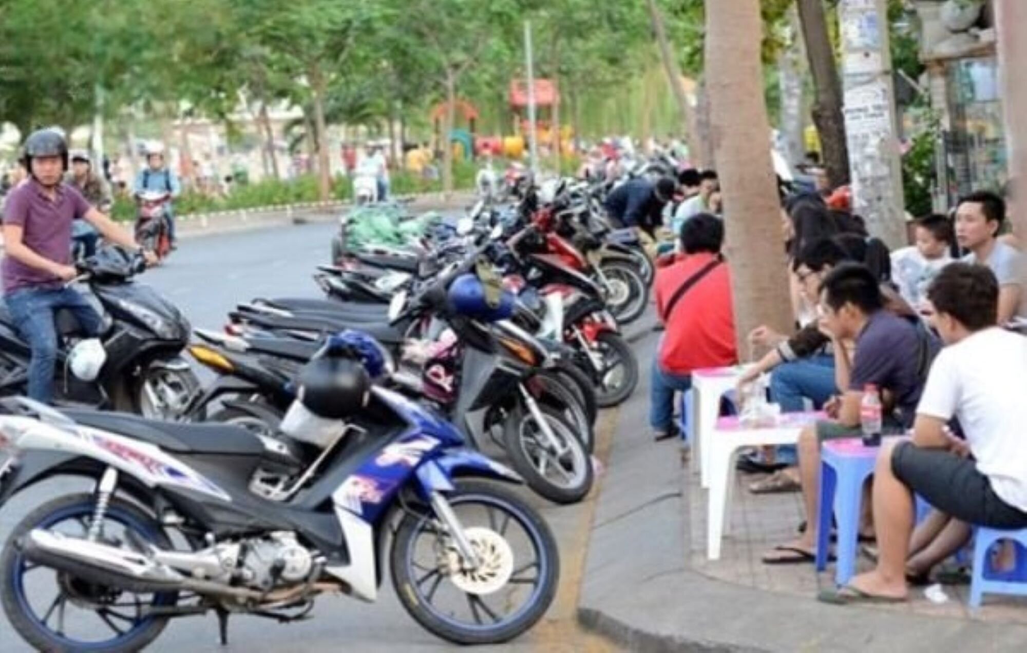 Lỗi đỗ xe máy dưới lòng đường bị xử phạt từ 300.000-400.000 đồng. (Ảnh: CSGT)