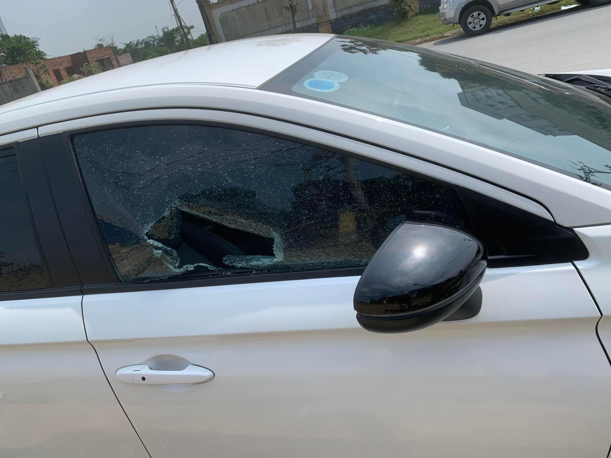 Chiếc ô tô bị kẻ gian đập vỡ kính.