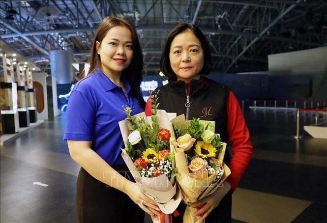 Đỗ Huyền Trang chụp ảnh cùng mẹ.