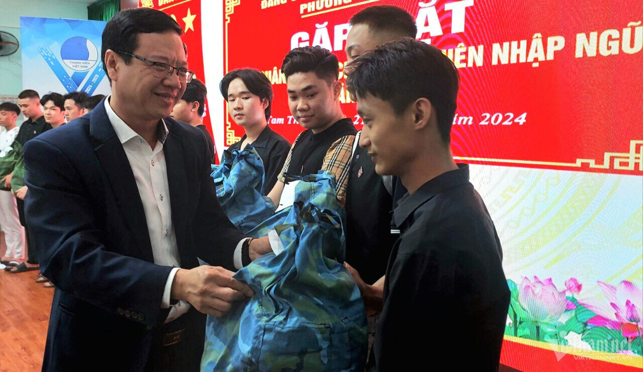 Lãnh đạo phường Tam Thuận trao quân trang cho anh em Hiền Nhơn và các thanh niên trúng tuyển nghĩa vụ quân sự.