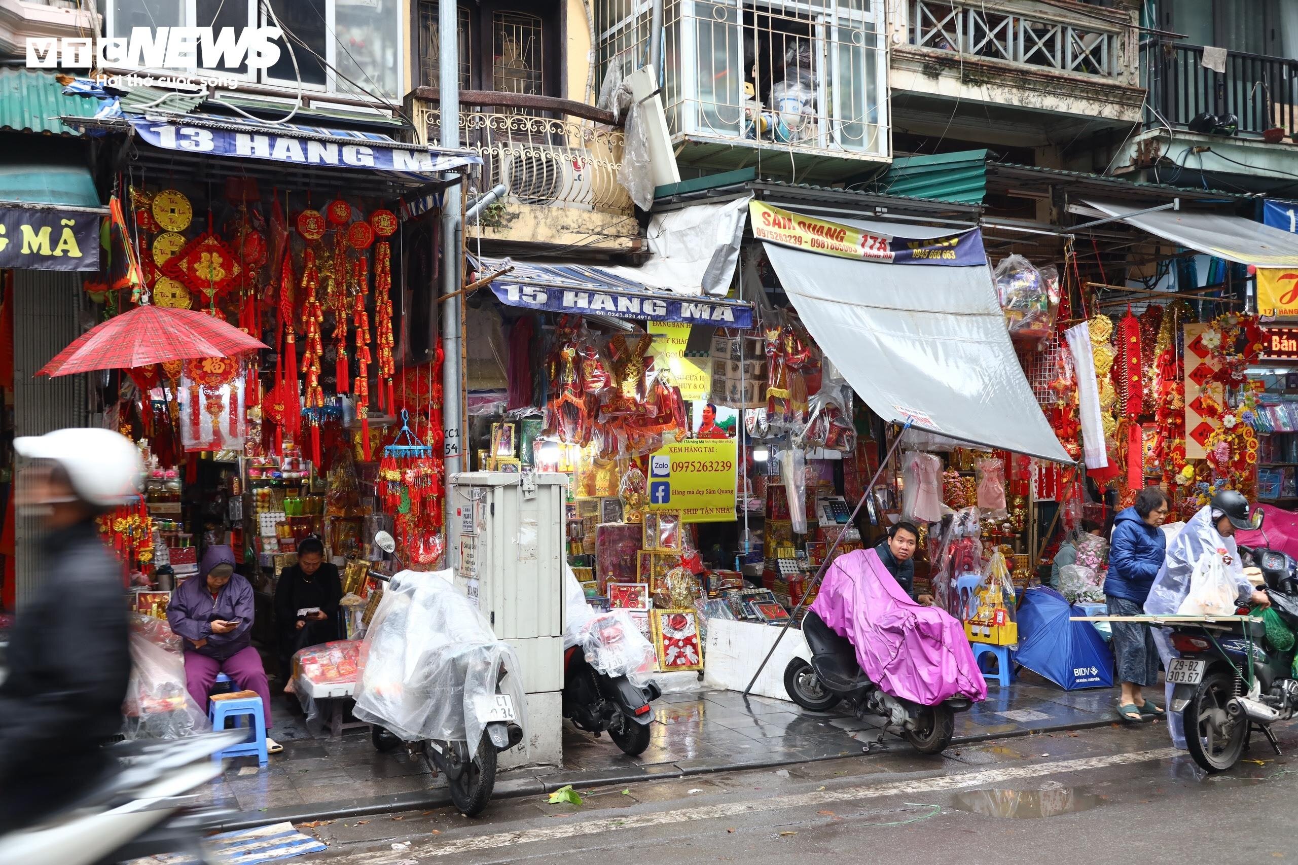 Trời mưa khiến những cửa hàng vàng mã trên phố Hàng Mã càng trở nên 