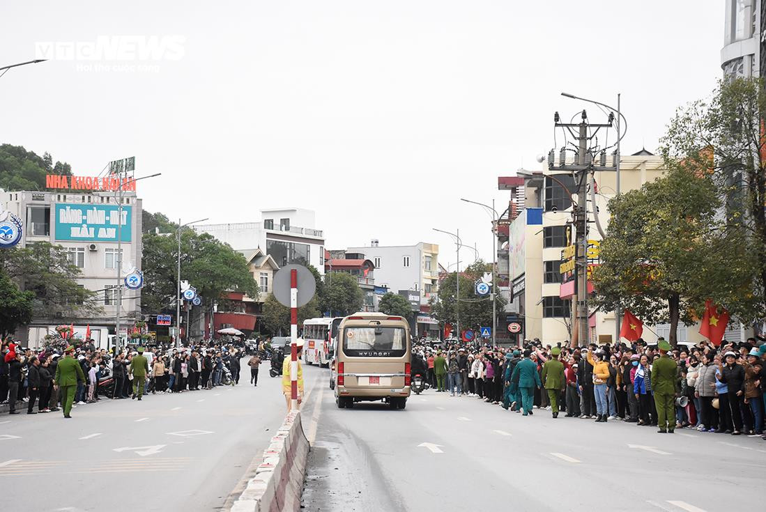 Trời lạnh nhưng hai bên đường khu vực trung tâm thị trấn Núi Đèo (huyện Thuỷ Nguyên), rất đông người thân của các tân binh vẫn có mặt từ sớm, ngóng theo từng chiếc xe chở con em mình đến điểm nhập ngũ.