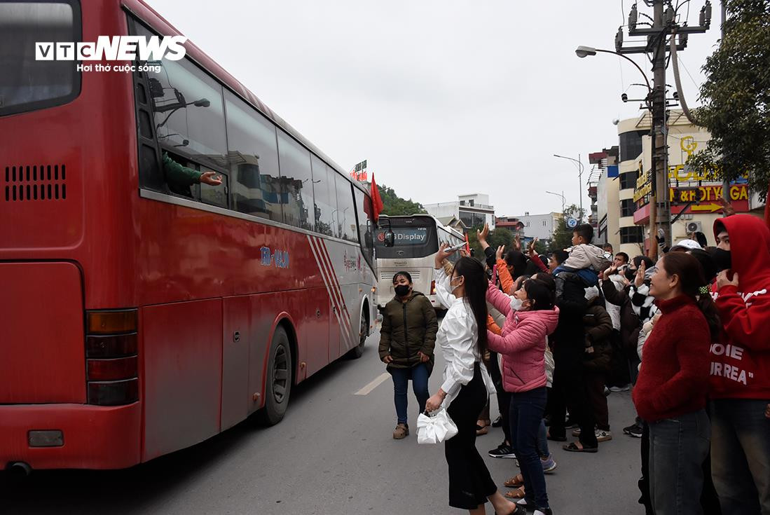Chị Hiên (quê xã Lưu Kỳ, huyện Thuỷ Nguyên) nghẹn ngào sau khi chiếc xe chở các tân binh ra khỏi tầm quan sát. Người mẹ trẻ cùng con gái đến tiễn tân binh Nguyễn Tiến Dũng (SN 2005) nhập ngũ tại đảo Ngọc Vừng (tỉnh Quảng Ninh). "Đứng ở khu vực đèn xanh đèn đỏ, nhìn thấy con trai trên chiếc xe 09, tôi vẫy tay chào con nhưng không biết con có nhìn thấy mình không", chị Hiên nói.