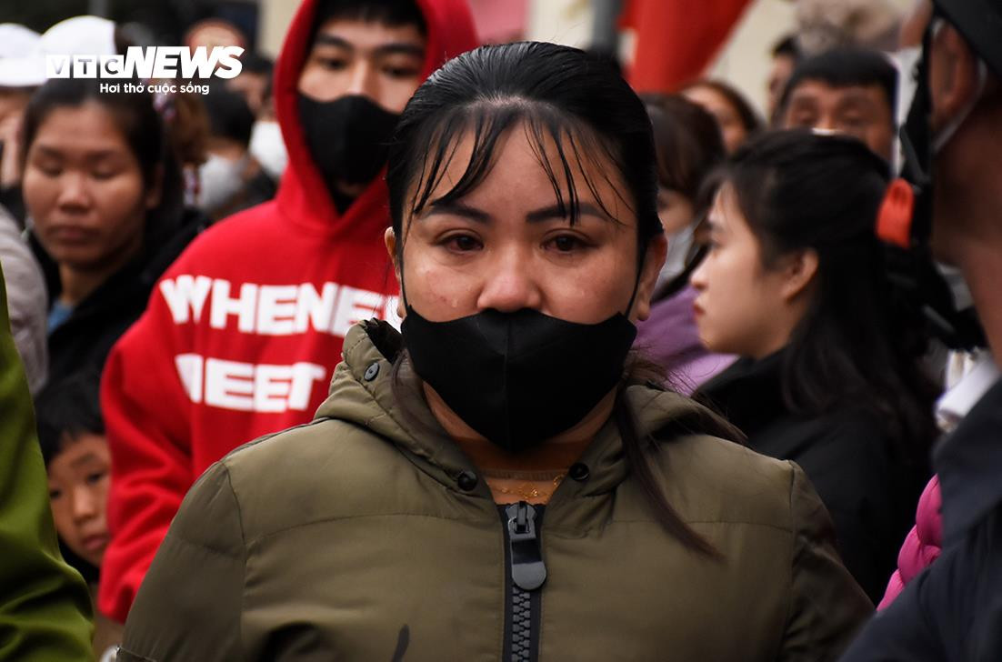 Những giọt nước mắt lăn dài trên gương mặt của người mẹ khi chiếc xe cuối cùng chở tân binh rời đi.