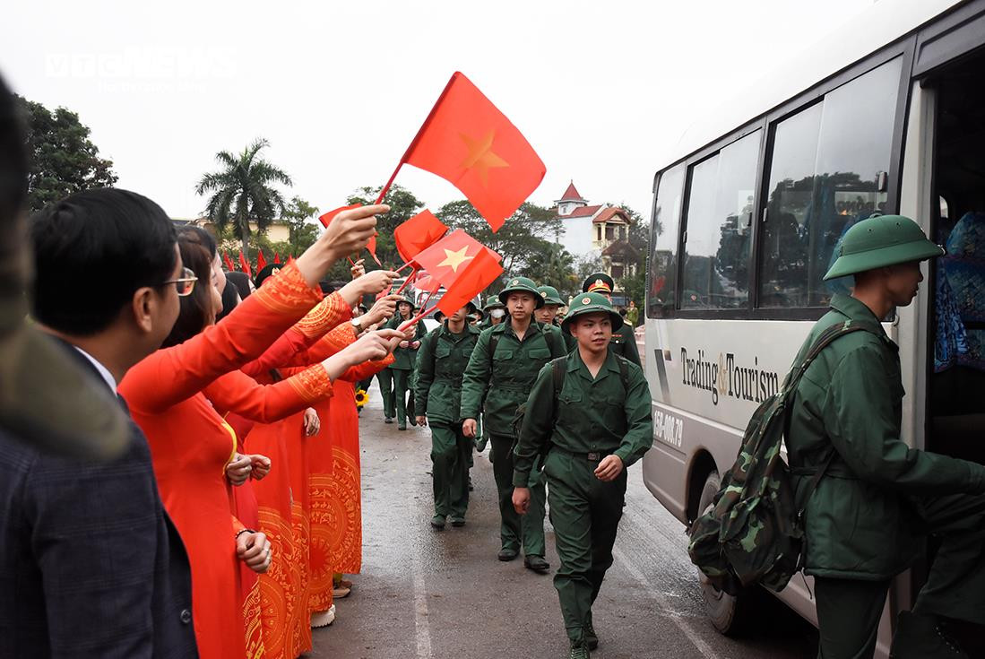 Năm 2024, toàn huyện Thuỷ Nguyên có 571 thanh niên đủ phẩm chất chính trị, đạo đức, trí tuệ, sức khoẻ lên đường làm nhiệm vụ xây dựng và bảo vệ Tổ quốc. Trong đó 65 thanh niên viết đơn xung phong tình nguyện lên đường nhập ngũ.