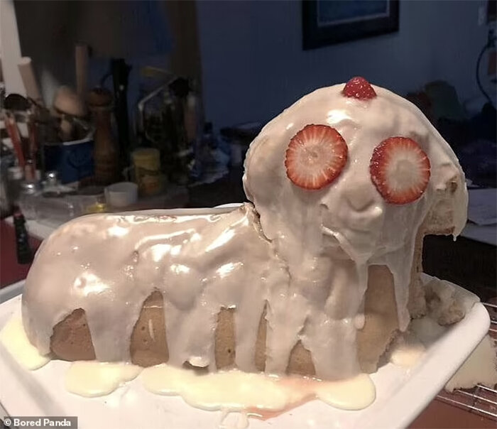 Cần chú thích rằng tạo hình của chiếc bánh sinh nhật này là con cừu.