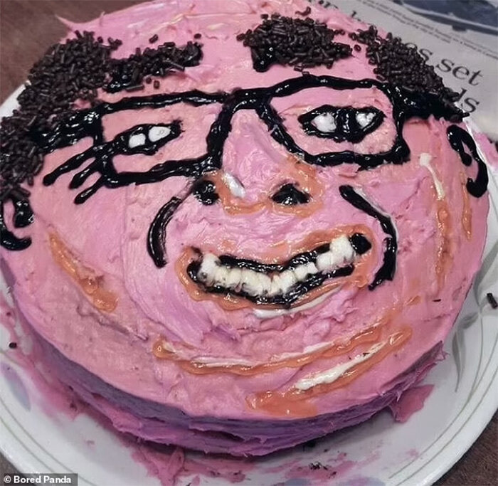 Một phụ nữ muốn tự tay làm chiếc bánh sinh nhật có chân dung nam diễn viên Danny DeVito để tặng bạn mình và kết quả thật đáng kinh ngạc.