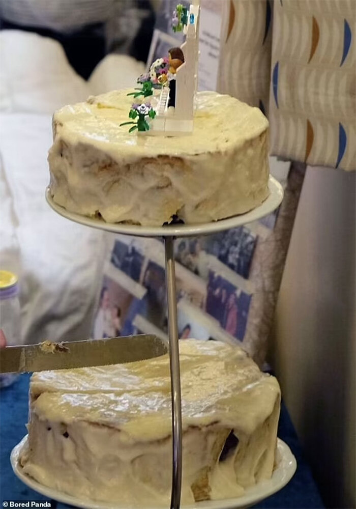 Cặp đôi mới cưới khóc dở mếu dở khi nhận được chiếc bánh cưới 2 tầng trong ngày trọng đại.