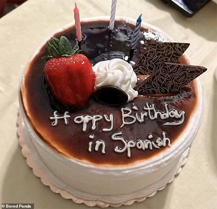 Chiếc bánh sinh nhật này không xấu, nhưng khổ nỗi người mua bánh và người làm bánh không hiểu ý nhau. Người mua muốn viết dòng chữ chúc mừng sinh nhật bằng tiếng Tây Ban Nha, và kết quả là trên chiếc bánh có dòng chữ tiếng Anh với nội dung: 