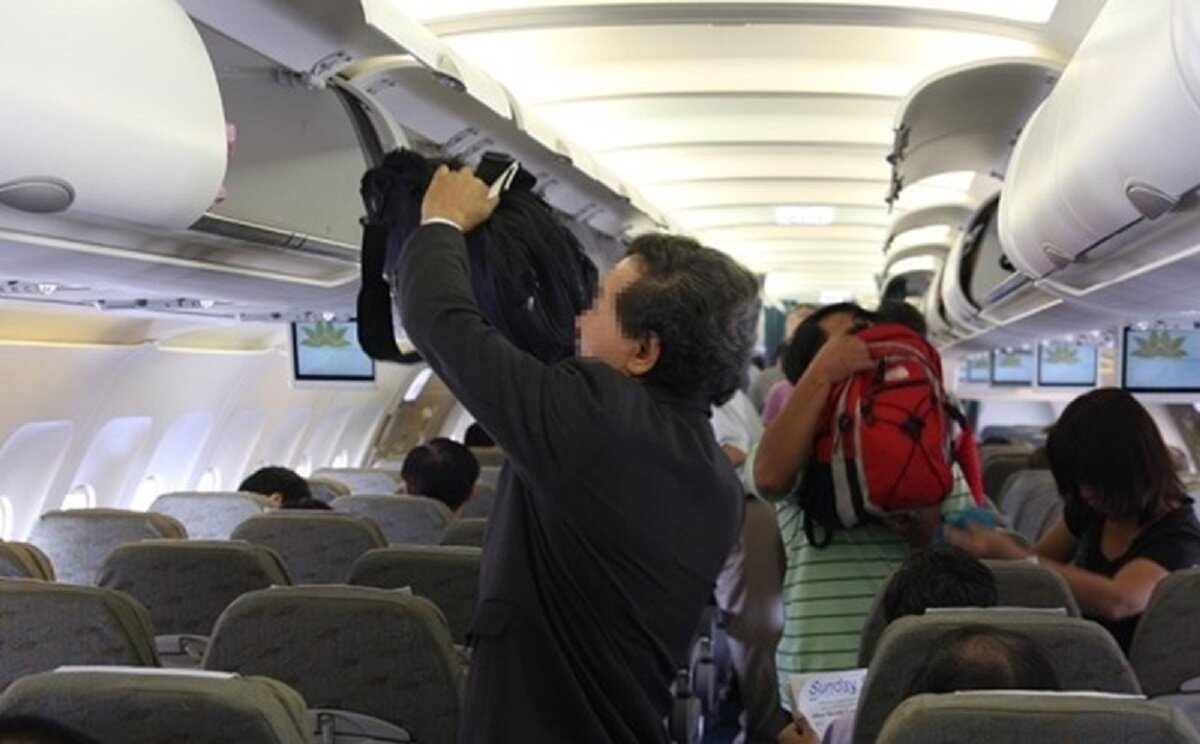 Hành khách xếp hành lý xách tay trên máy bay. (Ảnh minh họa)