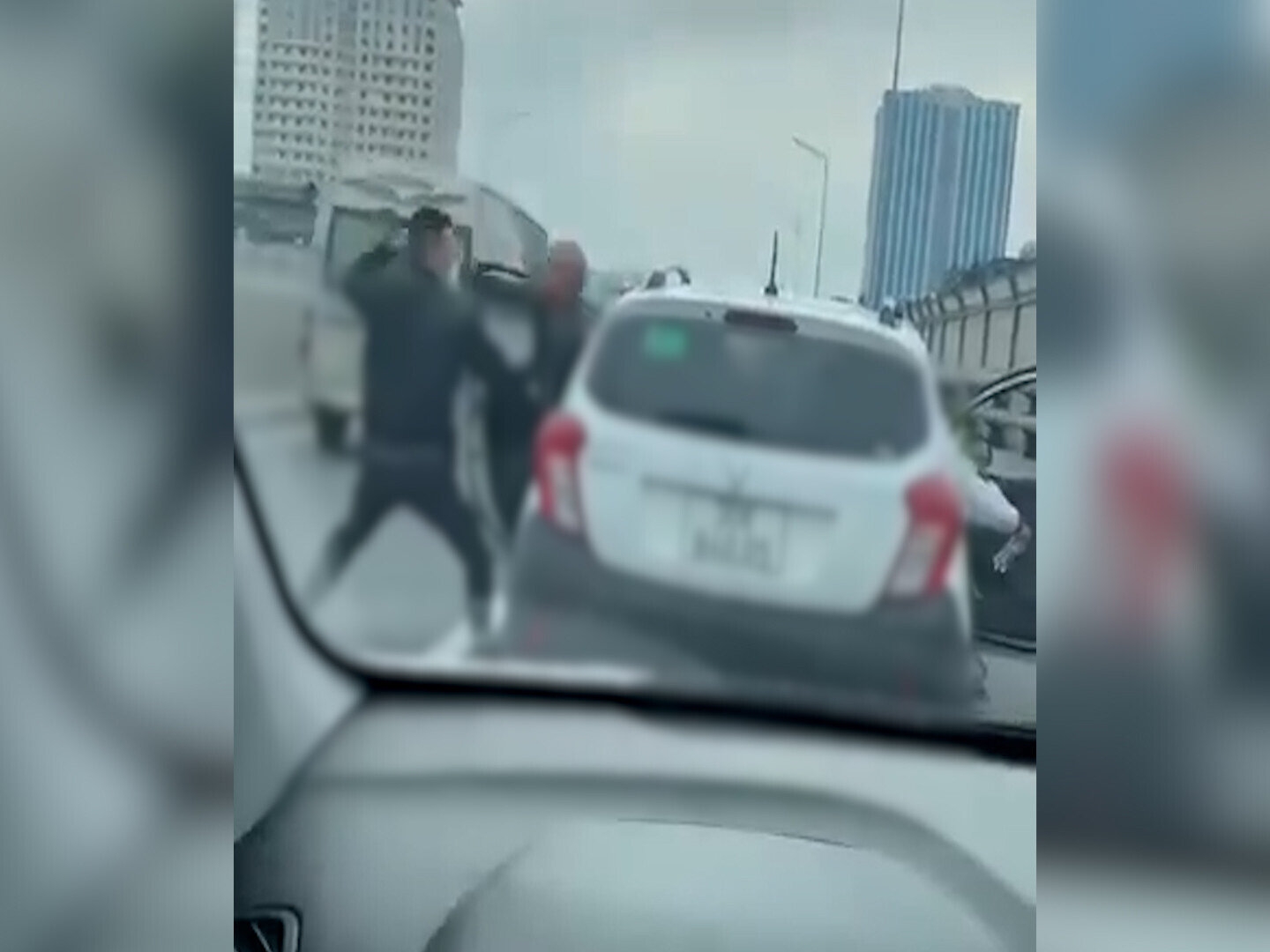 Hai thanh niên còn hành hung tài xế ô tô. (Ảnh chụp màn hình)